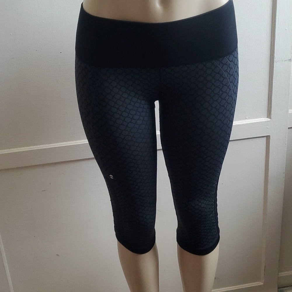 Lululemon Crop ruched black diamond printed leggings Size 6